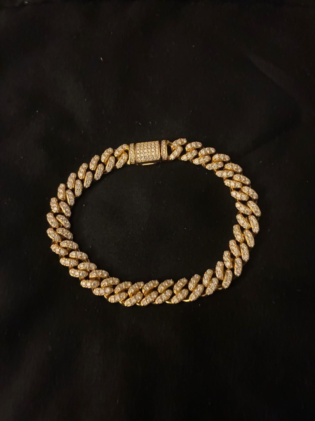 Diamond Cuban link bracelet arranged in a circle