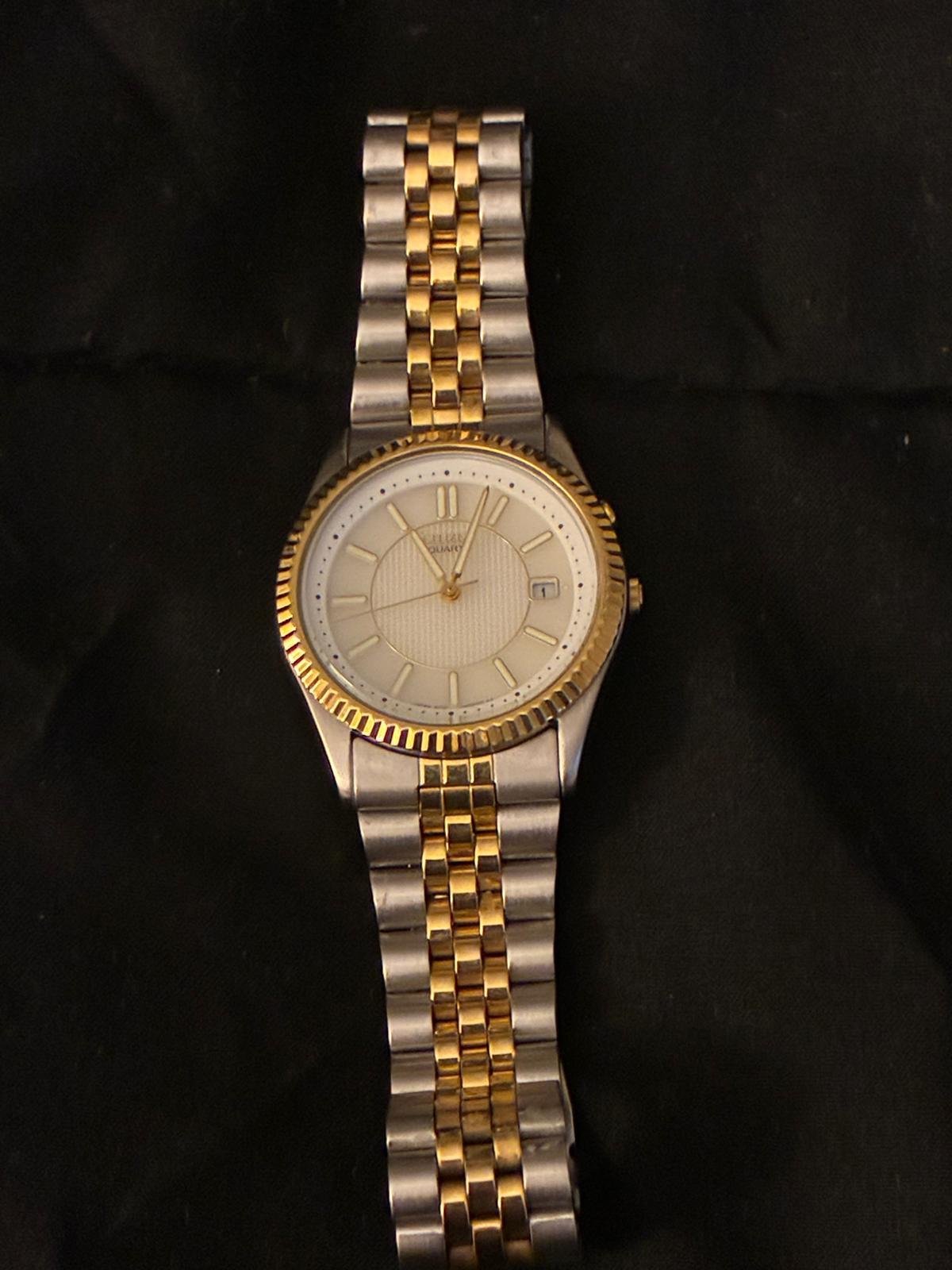 Two-tone quartz watch with fluted bezel